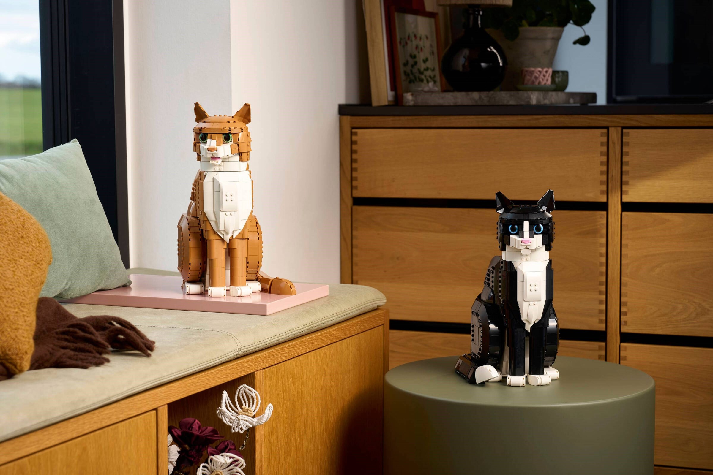 You are currently viewing LEGO Tuxedo Cat vs. Orange Cat: Which LEGO Ideas Cat Should You Build?